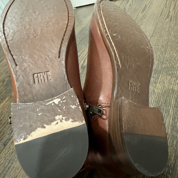 FRYE | Leather Carly Chelsea Boot (8) - Picture 11 of 12